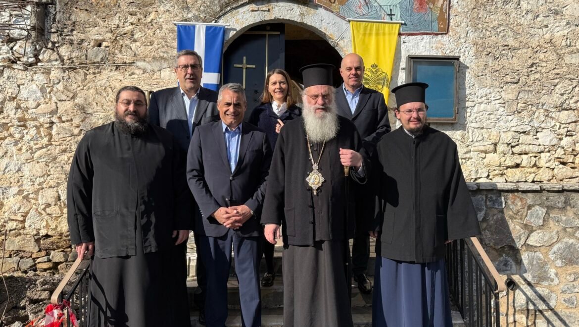Eργασίες στη Μονή Καλτεζών.. Ευαγγ.Γιαννακούρας : ΄΄Γιατί καμαρώνετε κύριοι..; (Μία φωτογραφία χίλιες λέξεις)