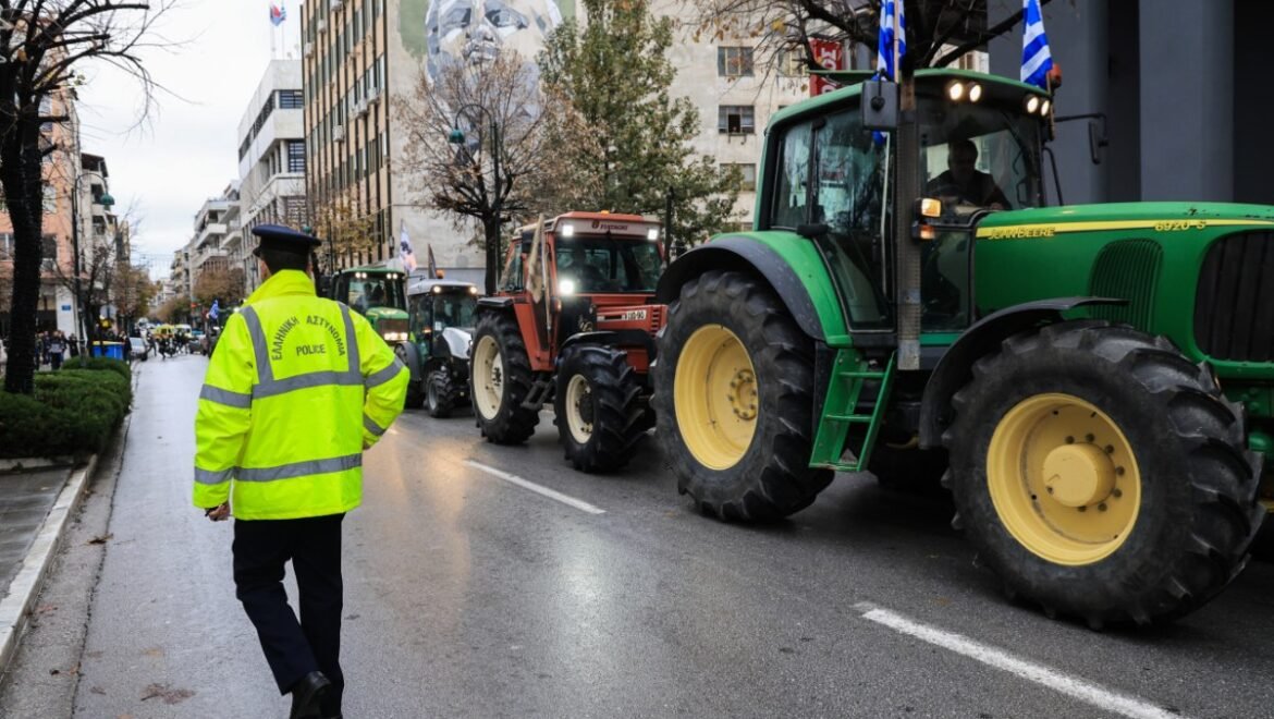 Πυκνώνουν τα μπλόκα, σε εθνικές, δρόμους και τελωνεία – Κάθοδος τρακτέρ στη Λάρισα για τους συλληφθέντες αγρότες
