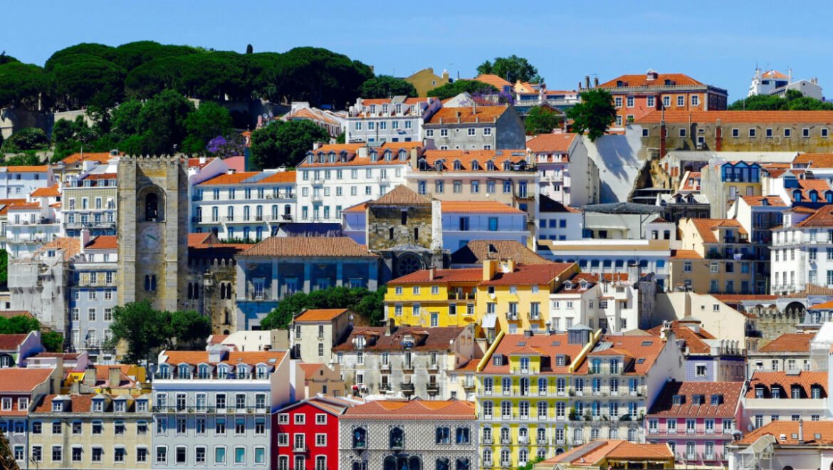 Στεγαστική κρίση: Γιατί διώχνει τους νέους από την εργασία – Τι προτείνουν δύο 30άρηδες οικονομολόγοι ως λύση