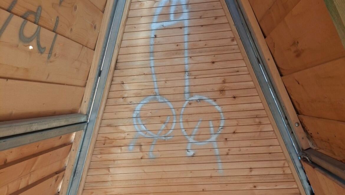 Φθορές από αγνώστους σε μέρος των εγκαταστάσεων για τα εγκαίνια του Χριστουγεννιάτικου Χωριού στην πλατεία Άρεως στην Τρίπολη