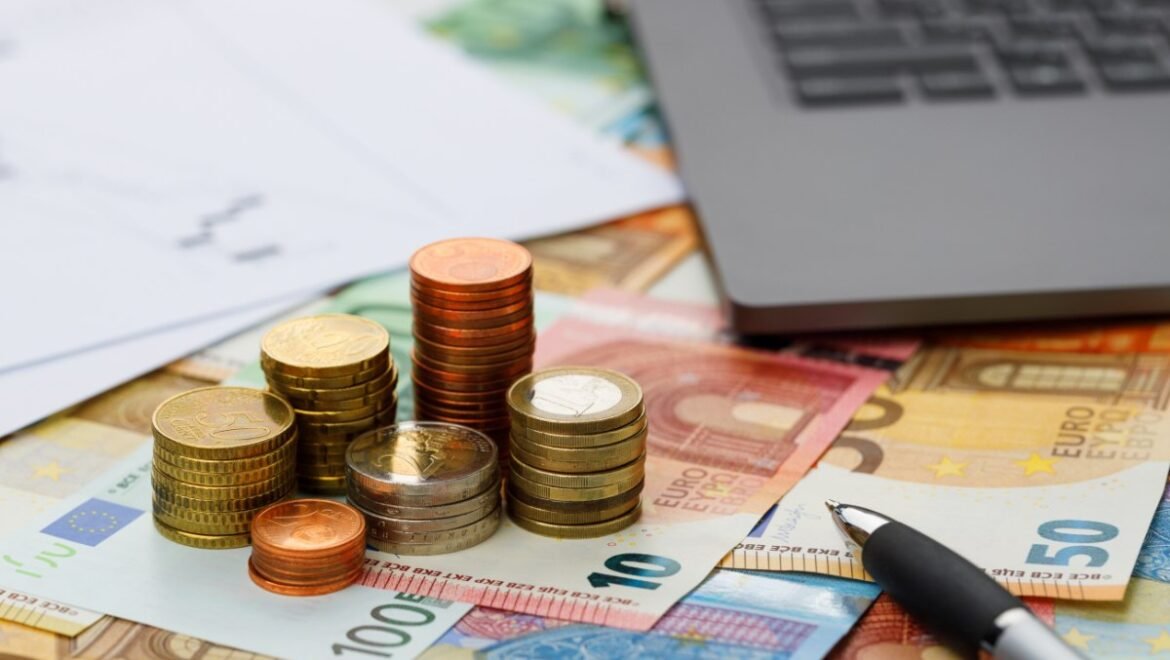 Πληθωρισμός: Εκτινάχθηκαν πάλι οι τιμές στην αγορά – Οι τομείς που τροφοδοτούν την ακρίβεια [πίνακας]