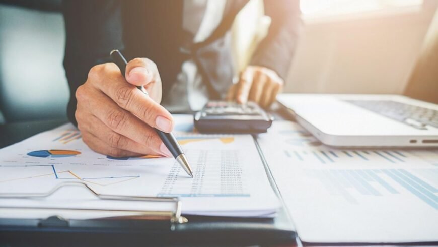 Ανατροπές στη φορολογία φέρνει το 2026 για ελεύθερους επαγγελματίες