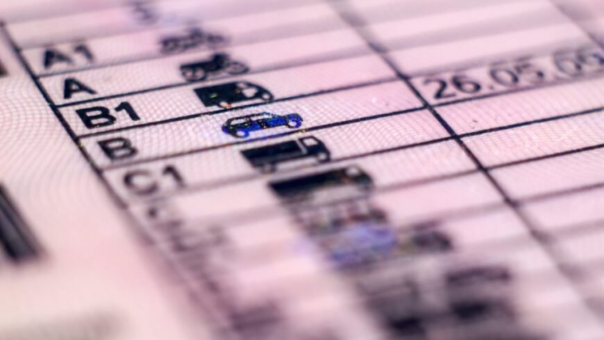 Δίπλωμα οδήγησης: Πότε απαιτείται αντικατάσταση του χάρτινου – Τι ισχύει για την κατηγορία 65+