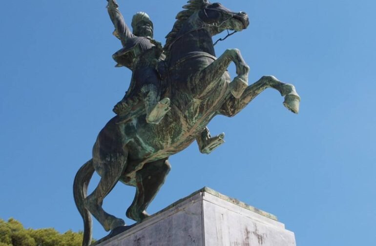 Ξεκίνησε η μεταφορά του αδριάντα του Θ.Κολοκοτρώνη