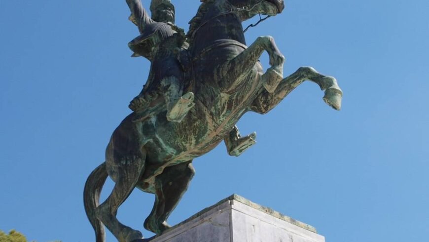 Ξεκίνησε η μεταφορά του αδριάντα του Θ.Κολοκοτρώνη