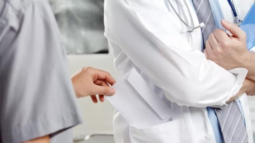 Ένοχος για φακελάκι ο διευθυντής του Ιπποκρατείου – Ποια η ποινή του