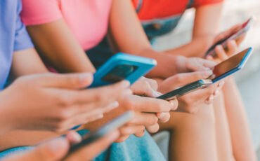 Έρχεται νόμος που απαγορεύει χρήση των social media για παιδιά έως 15 ετών