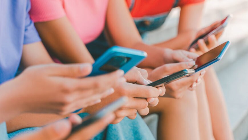 Έρχεται νόμος που απαγορεύει χρήση των social media για παιδιά έως 15 ετών