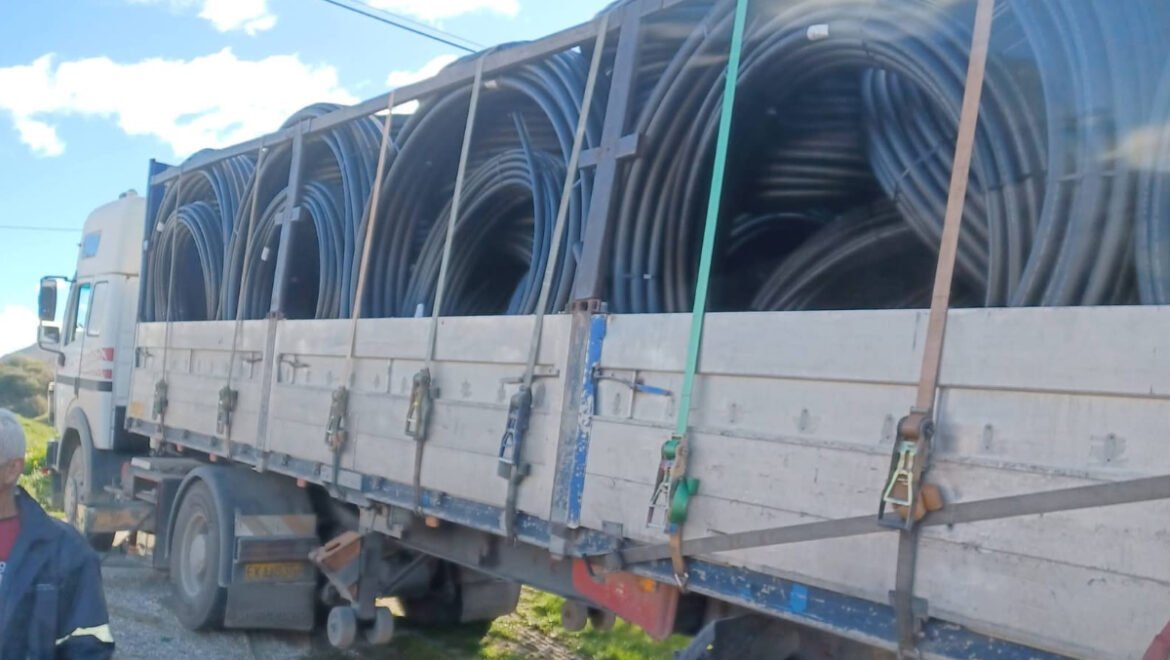 Παράδοση σωληνώσεων άρδευσης στις πληγείσες κοινότητες του Δήμου Ξυλοκάστρου–Ευρωστίνης από την Περιφέρεια Πελοποννήσου