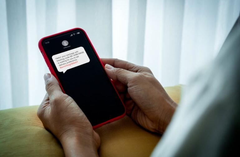 Νέα μεγάλη απάτη με SMS δήθεν από τα ΕΛΤΑ – Τι να προσέξετε