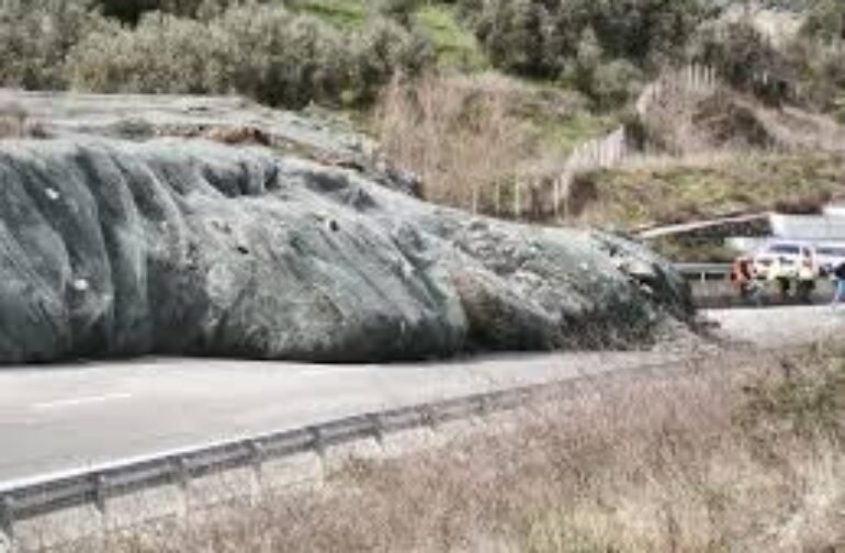 Έσπασαν συρματοπλέγματα στην Ιονία οδό ! Κατολίσθηση έκλεισε και τα 2 ρεύματα κυκλοφορίας…!