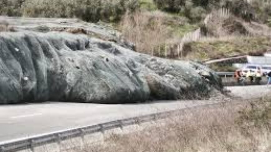 Έσπασαν συρματοπλέγματα στην Ιονία οδό ! Κατολίσθηση έκλεισε και τα 2 ρεύματα κυκλοφορίας…!