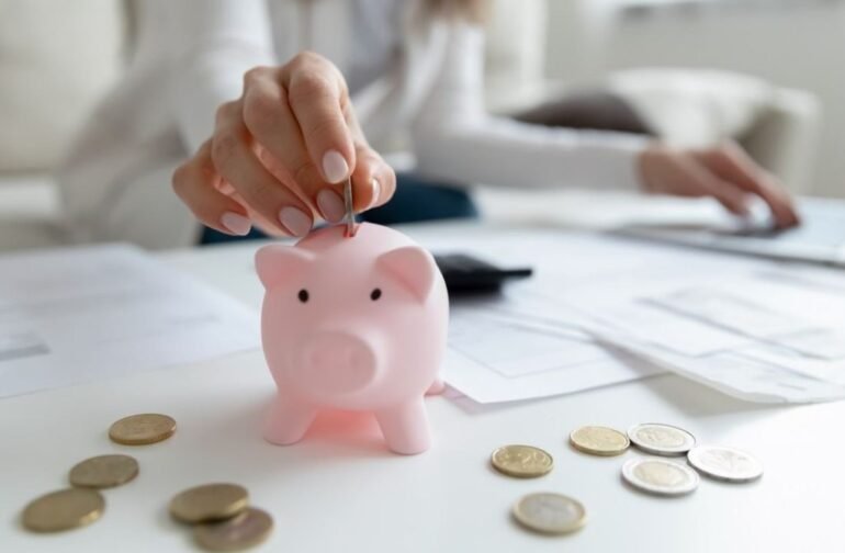 Voucher 750 ευρώ: Πότε ανοίγουν οι αιτήσεις – Ποιοι το δικαιούνται και πώς θα το πάρετε