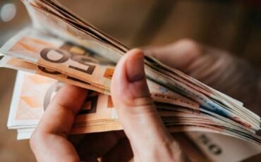 Voucher 750 ευρώ: Ξεκινούν οι αιτήσεις – Τα δικαιολογητικά που χρειάζεστε