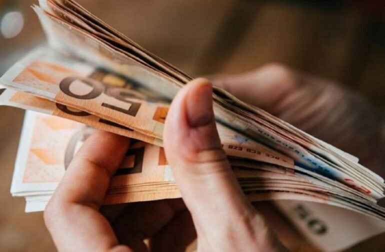 Voucher 750 ευρώ: Ξεκινούν οι αιτήσεις – Τα δικαιολογητικά που χρειάζεστε