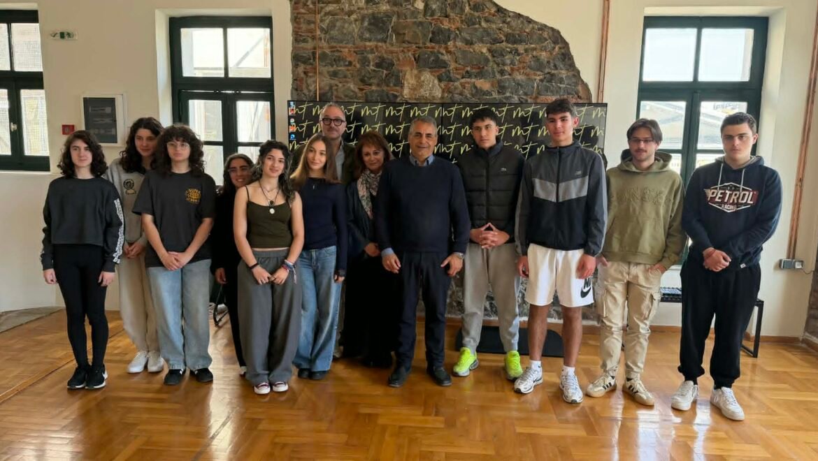 Κώστας Τζιούμης: “Καλώ τους νέους μας να συμμετέχουν στα κοινά και να αγαπούν τον τόπο τους”