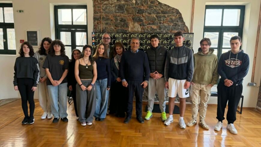 Κώστας Τζιούμης: “Καλώ τους νέους μας να συμμετέχουν στα κοινά και να αγαπούν τον τόπο τους”