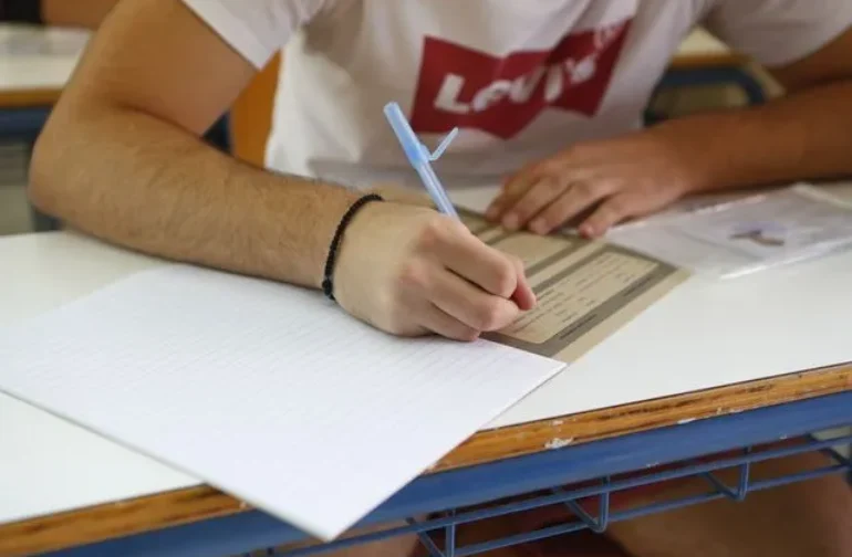 Πρεμιέρα για τις πανελλήνιες εξετάσεις
