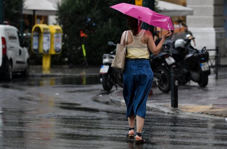Καιρός: Πρόσκαιρη μεταβολή με βροχές και σποραδικές καταιγίδες – Έως 34 βαθμούς η θερμοκρασία