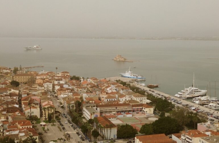 Καιρός: Άνοδος της θερμοκρασίας και αφρικανική σκόνη τη Δευτέρα – Πού θα βρέξει